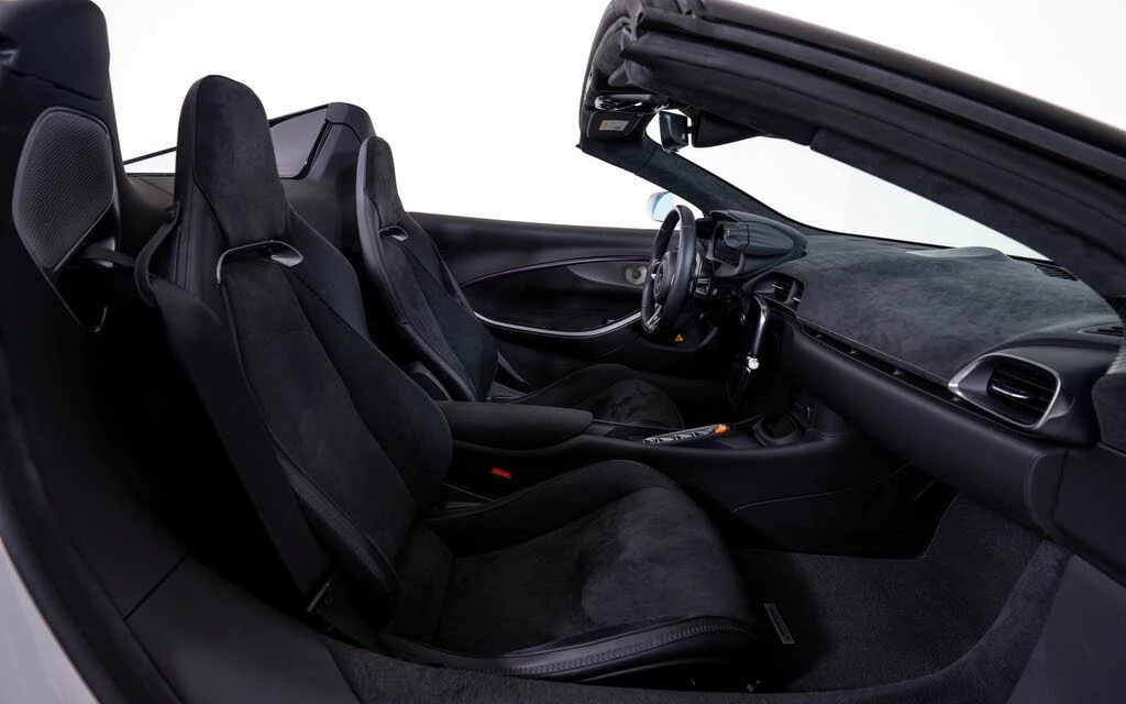 2025 McLaren Artura Spider - Image 20 of 22