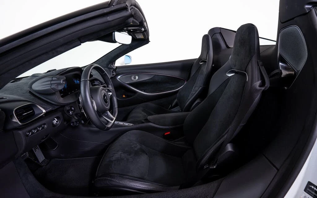 2025 McLaren Artura Spider - Image 19 of 22