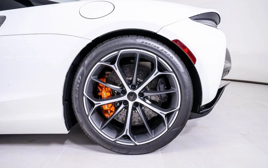 2025 McLaren Artura Spider - Image 15 of 22