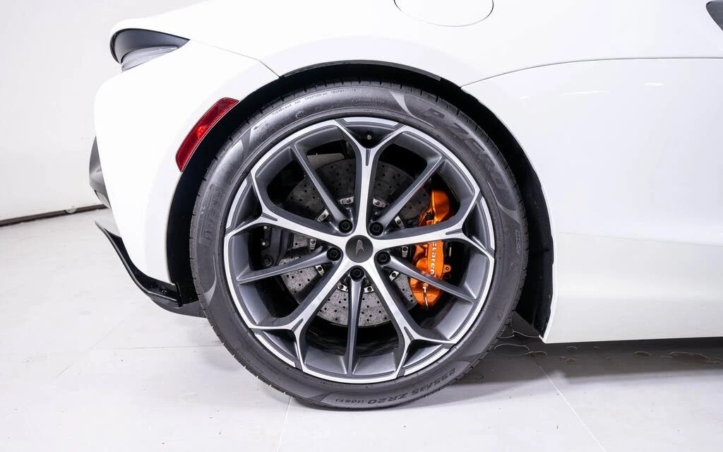 2025 McLaren Artura Spider - Image 16 of 22