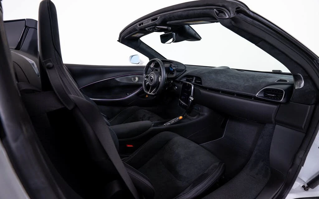 2025 McLaren Artura Spider - Image 21 of 22