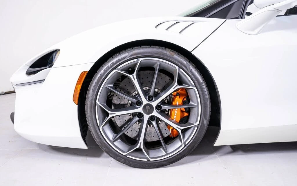 2025 McLaren Artura Spider - Image 14 of 22