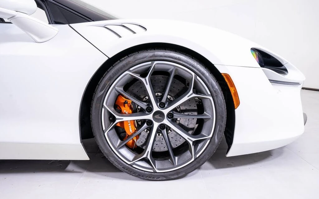 2025 McLaren Artura Spider - Image 17 of 22