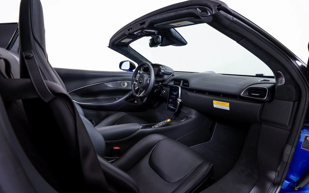 2025 McLaren Artura Spider - Image 21 of 22