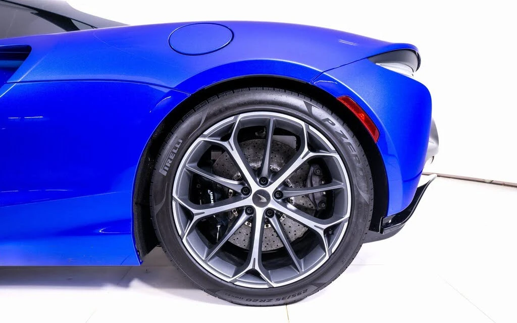 2025 McLaren Artura Spider - Image 15 of 22