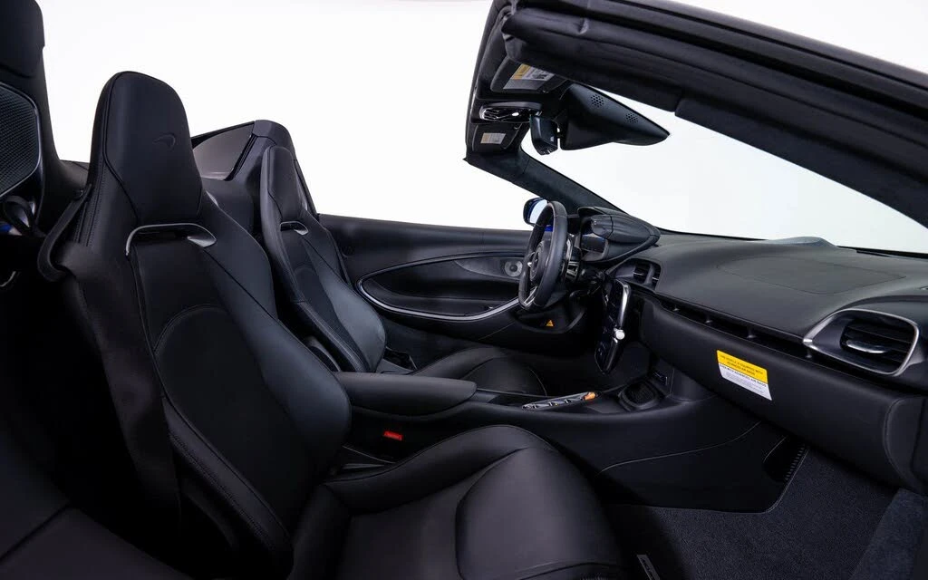 2025 McLaren Artura Spider - Image 20 of 22