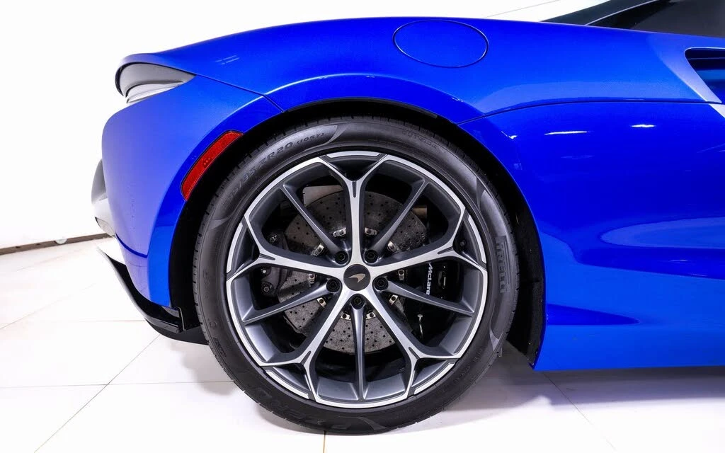 2025 McLaren Artura Spider - Image 16 of 22