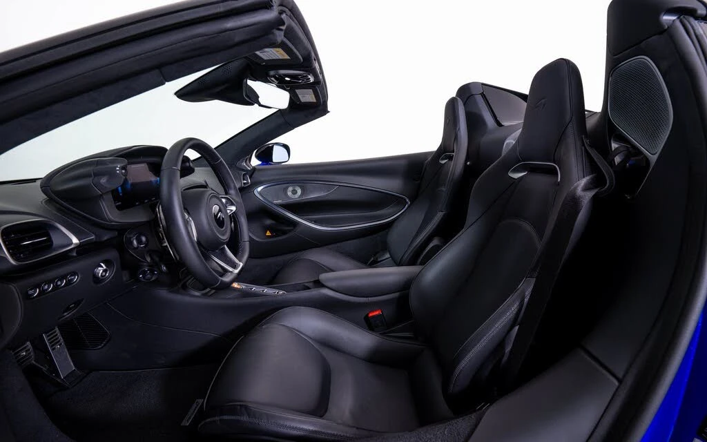 2025 McLaren Artura Spider - Image 19 of 22