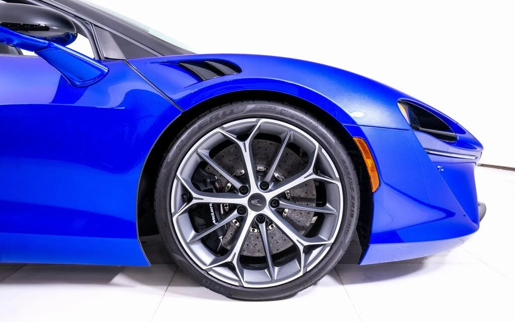 2025 McLaren Artura Spider - Image 17 of 22
