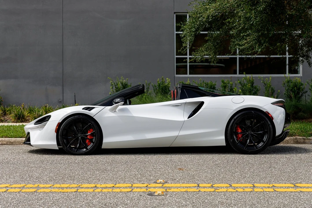 2025 McLaren Artura - Image 25 of 31