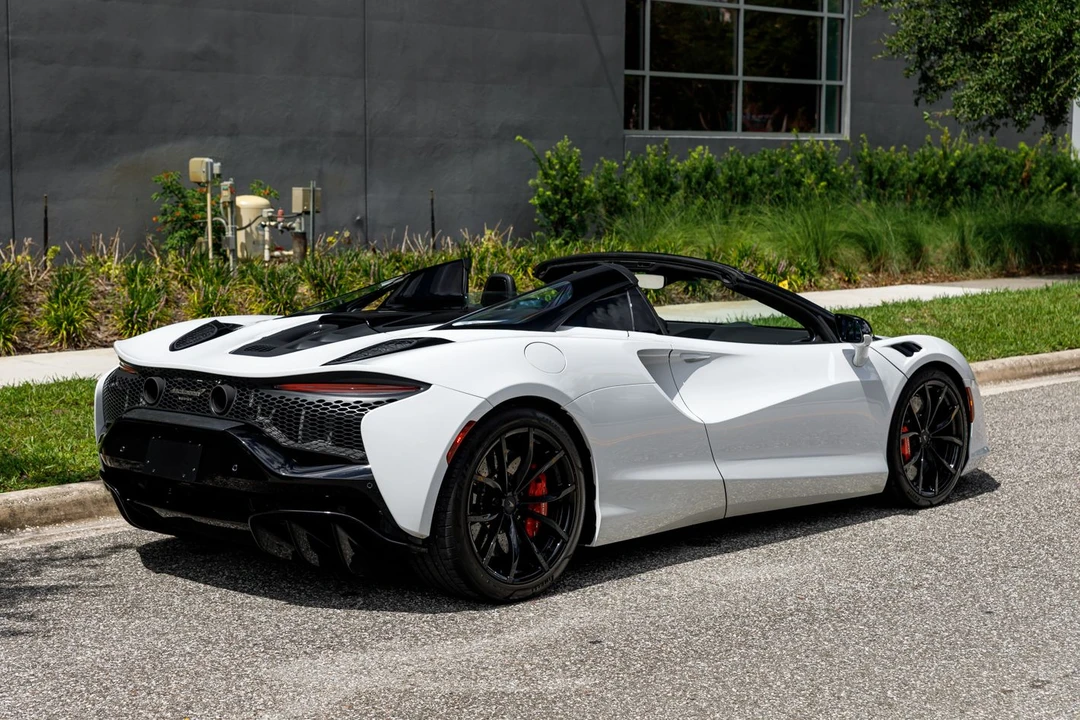 2025 McLaren Artura - Image 13 of 31