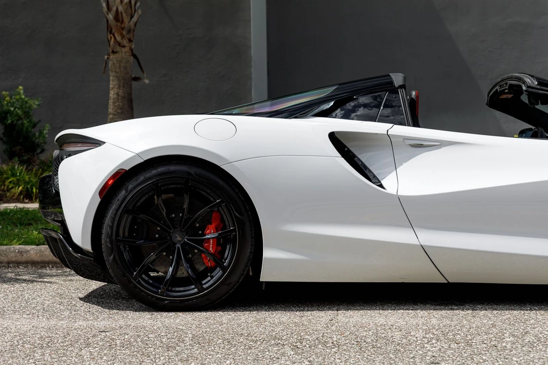2025 McLaren Artura - Image 15 of 31
