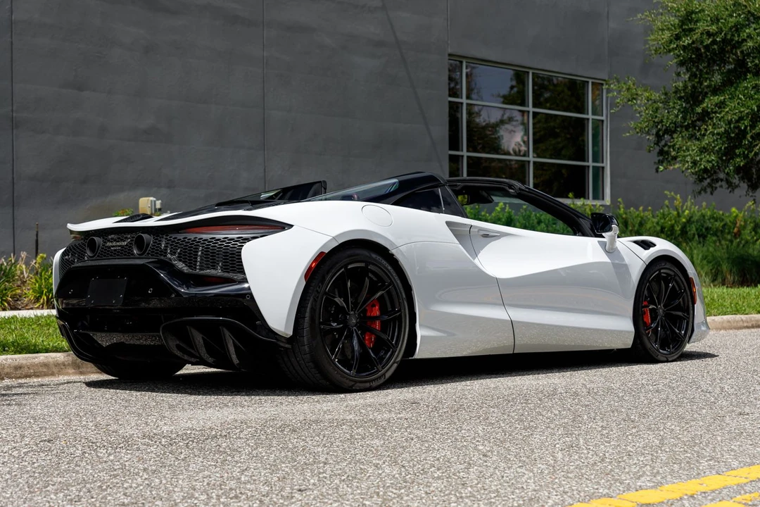 2025 McLaren Artura - Image 14 of 31