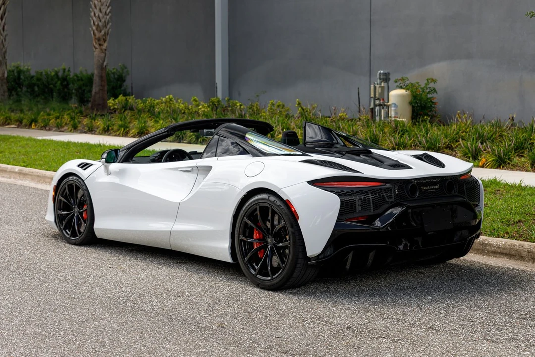 2025 McLaren Artura - Image 26 of 31