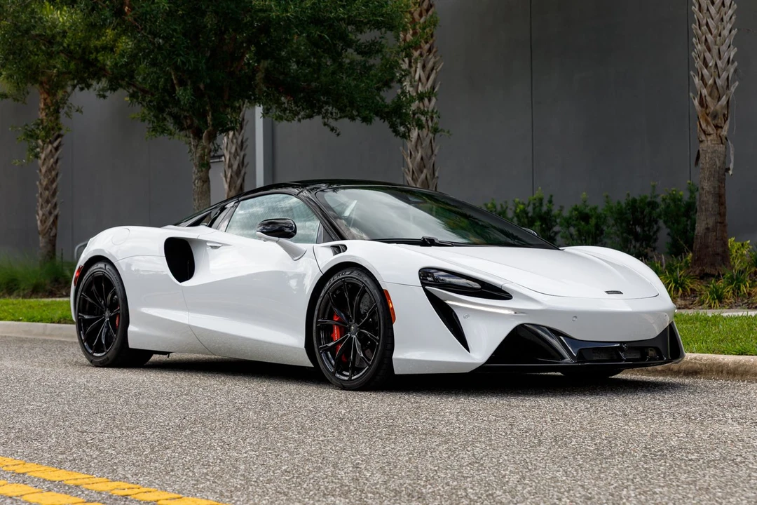 2025 McLaren Artura - Image 2 of 31