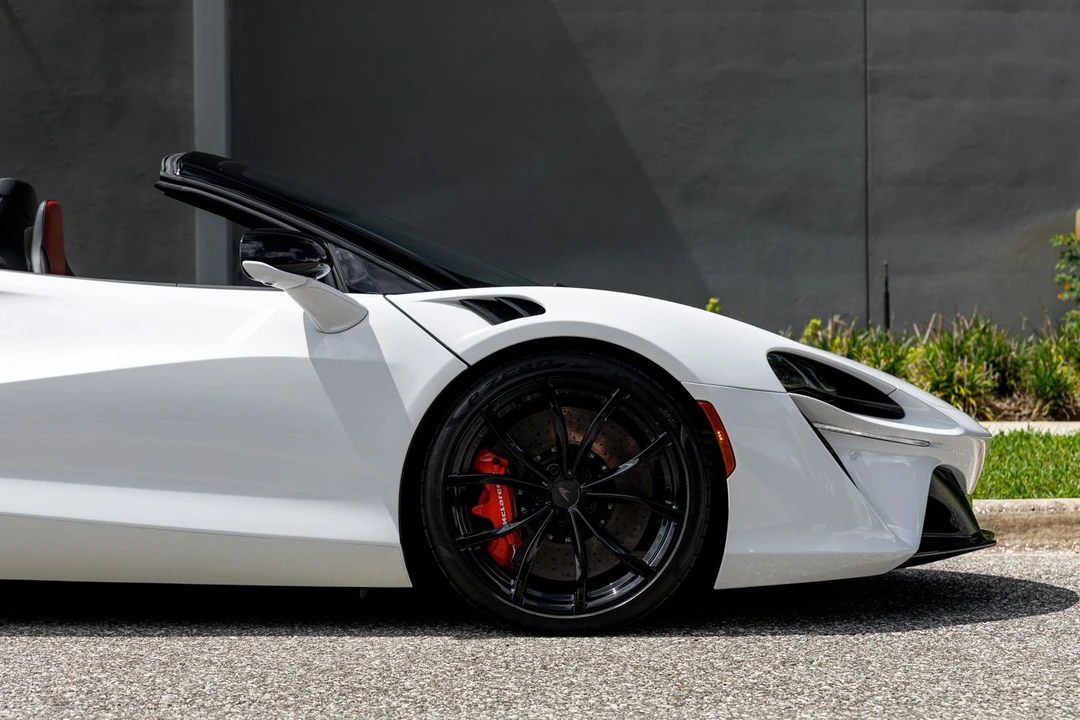 2025 McLaren Artura - Image 16 of 31