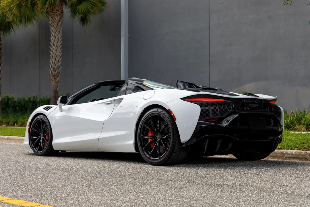 2025 McLaren Artura - Image 27 of 31