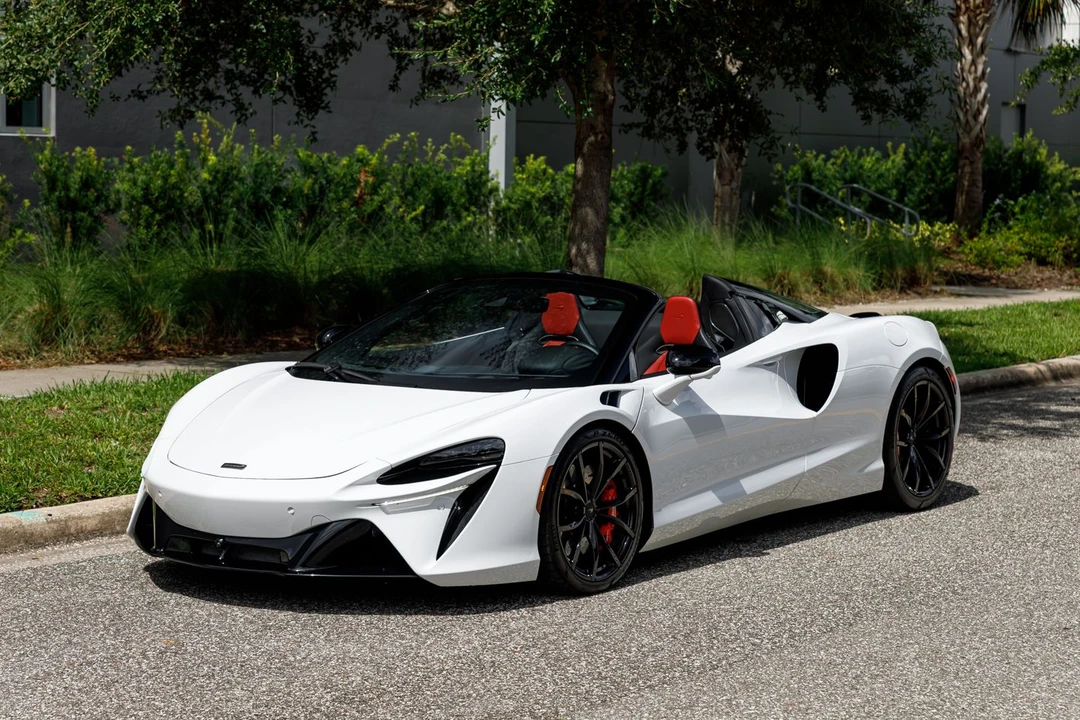 2025 McLaren Artura - Image 23 of 31