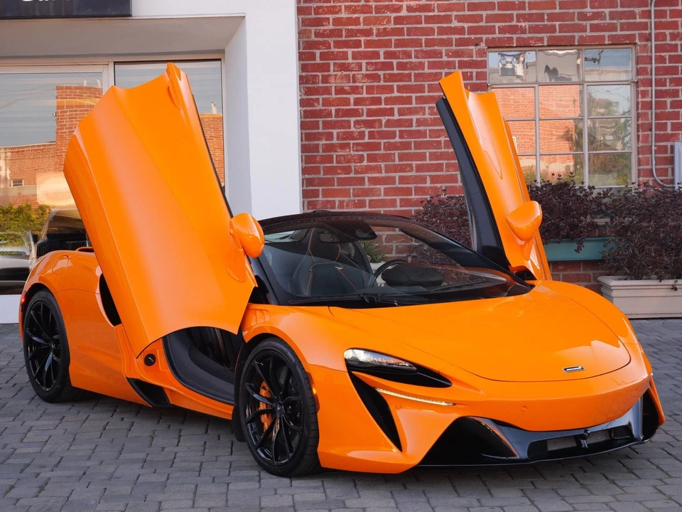 2025 McLaren Artura - Image 23 of 26