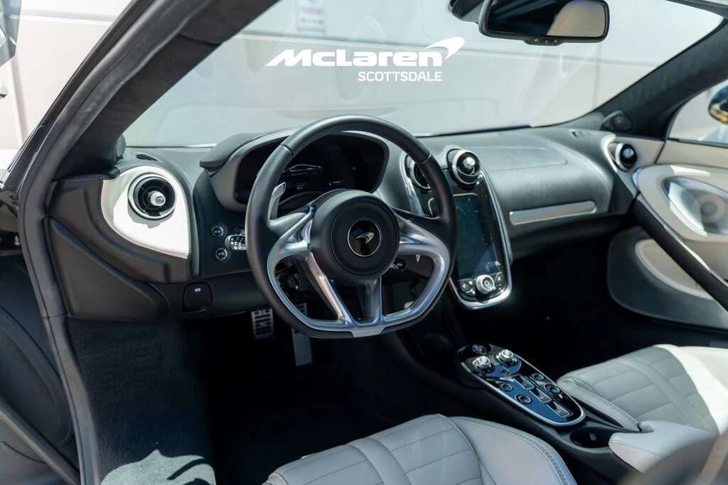 2025 McLaren GT - Image 13 of 31