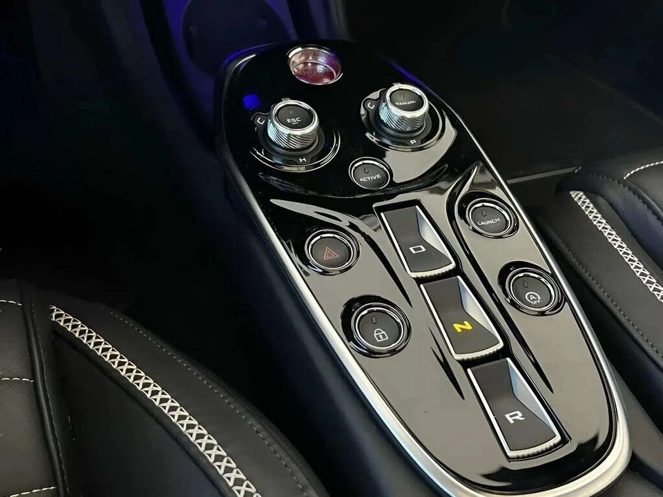 2025 McLaren GT - Image 19 of 31