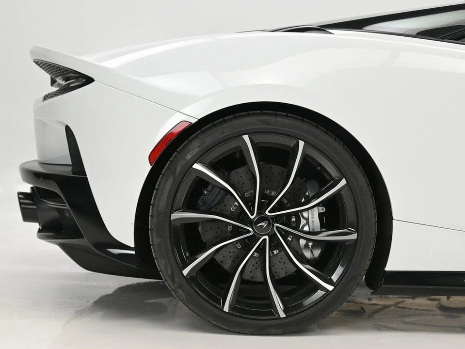 2025 McLaren GT - Image 13 of 31