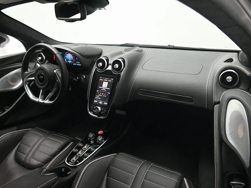 2025 McLaren GT - Image 28 of 31