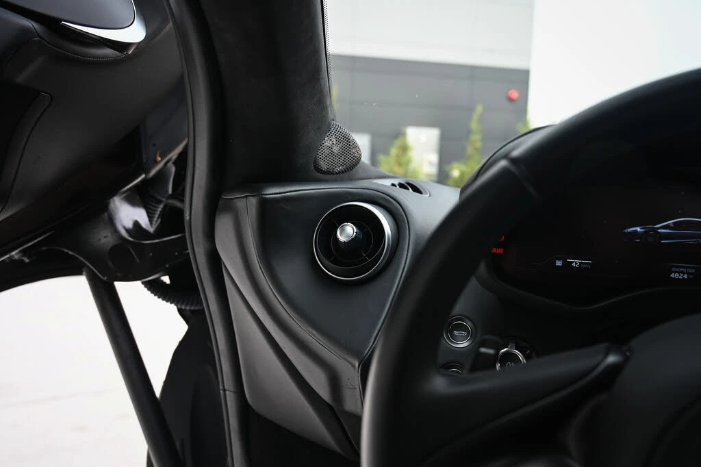 2025 McLaren GT - Image 24 of 29