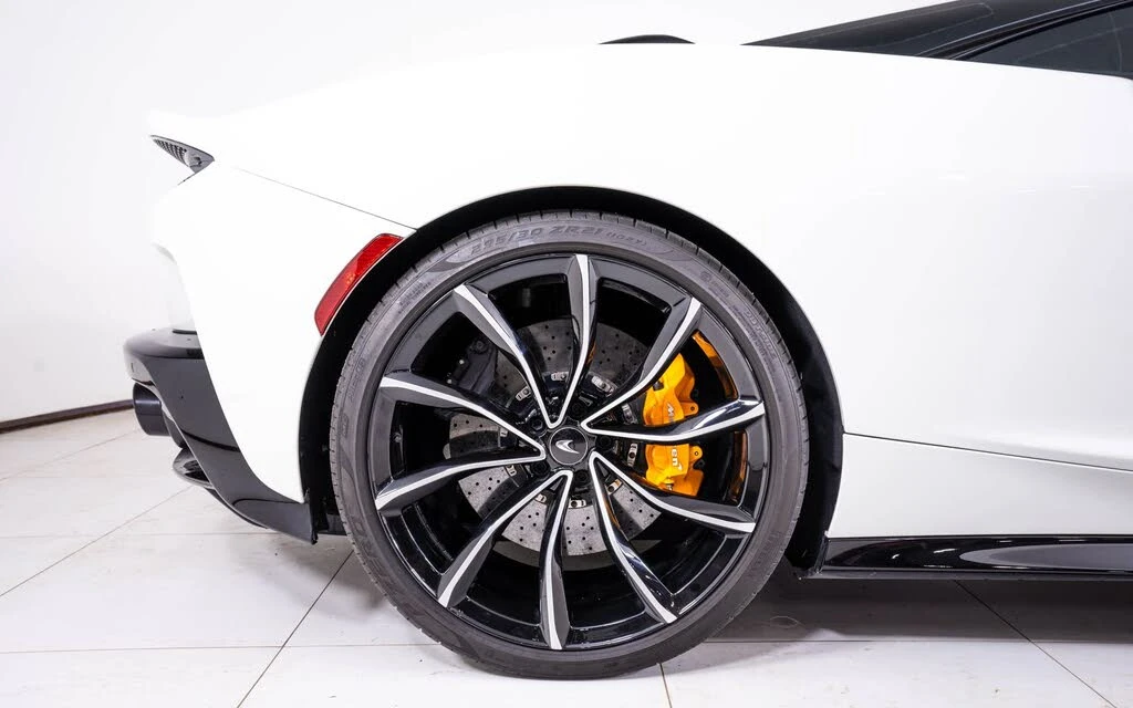 2025 McLaren GT - Image 15 of 24