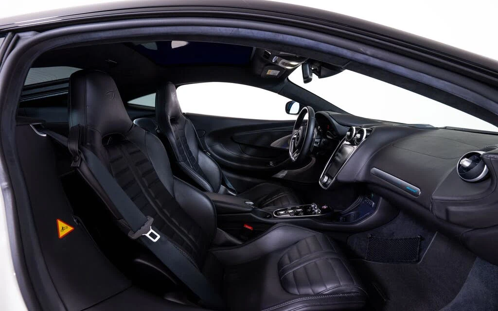 2025 McLaren GT - Image 20 of 24