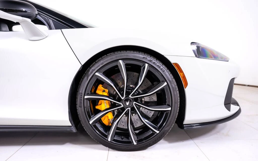 2025 McLaren GT - Image 16 of 24
