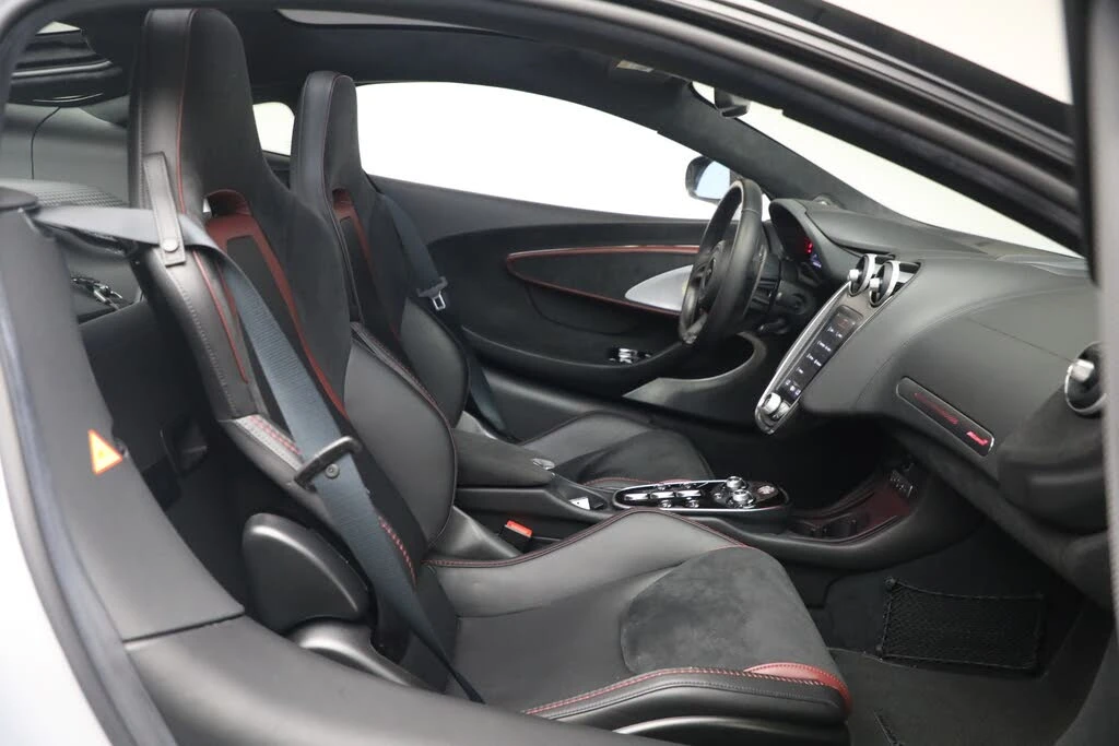 2025 McLaren GT - Image 24 of 31