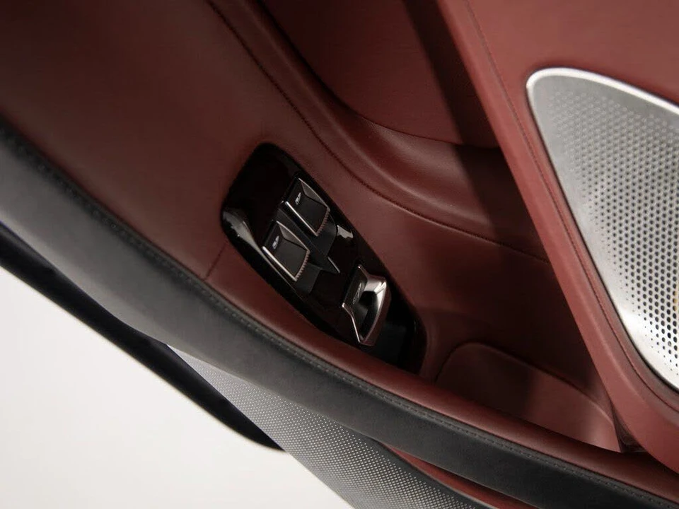 2025 McLaren GT - Image 12 of 31