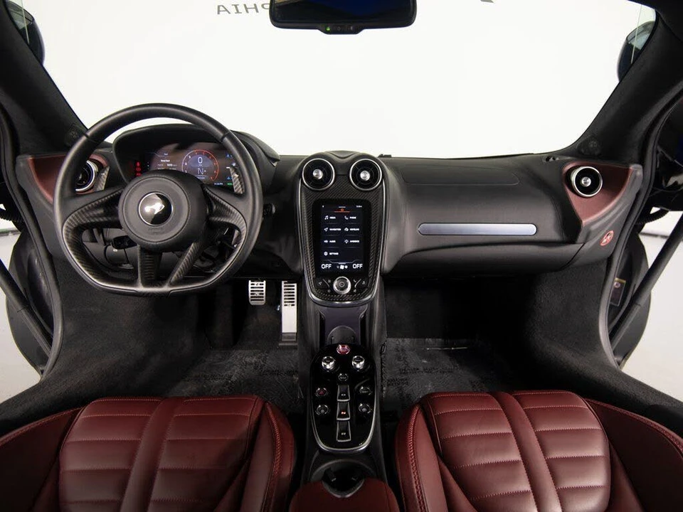 2025 McLaren GT - Image 26 of 31