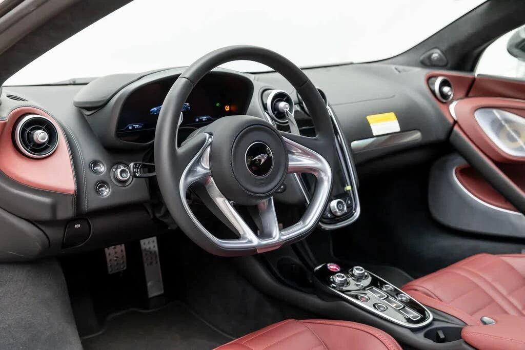 2025 McLaren GT - Image 2 of 31