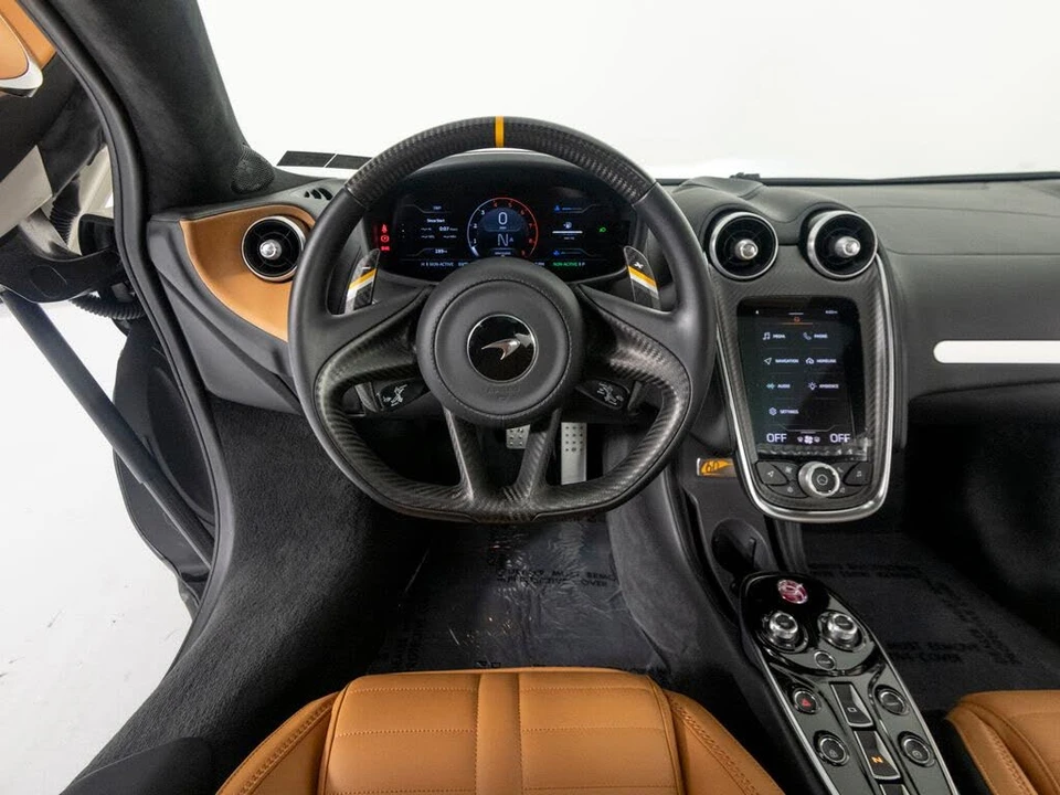 2025 McLaren GT - Image 16 of 31