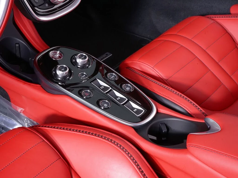 2025 McLaren GT - Image 28 of 30