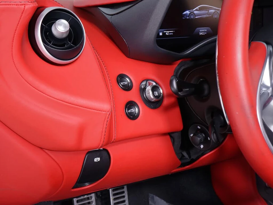 2025 McLaren GT - Image 30 of 30