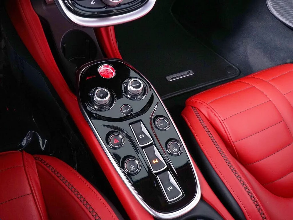 2025 McLaren GT - Image 27 of 30