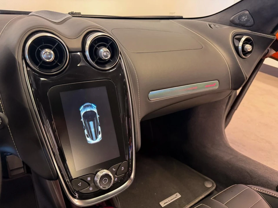 2025 McLaren GT - Image 10 of 21