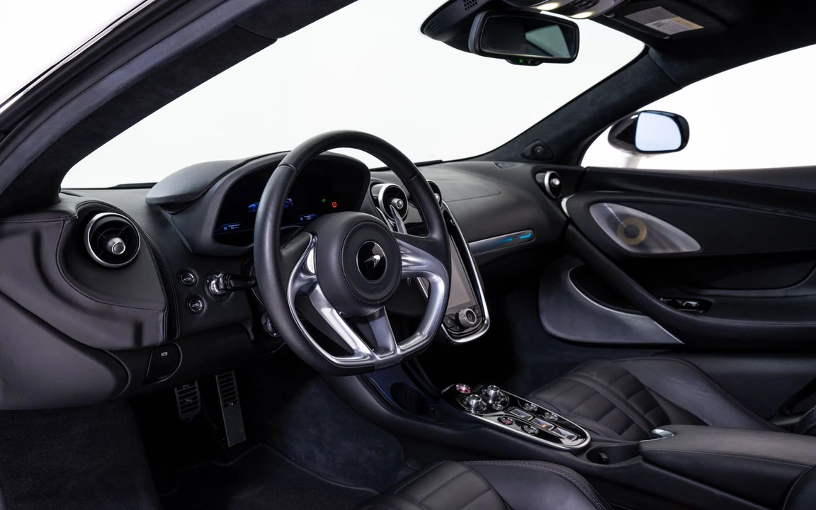2025 McLaren GT - Image 17 of 24