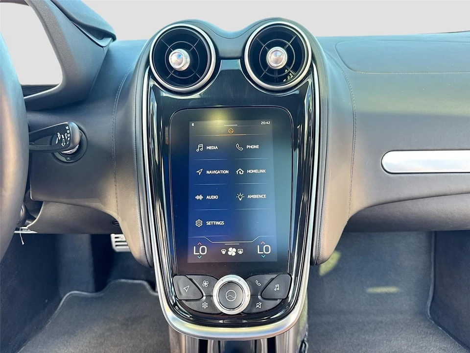 2025 McLaren GT - Image 15 of 21