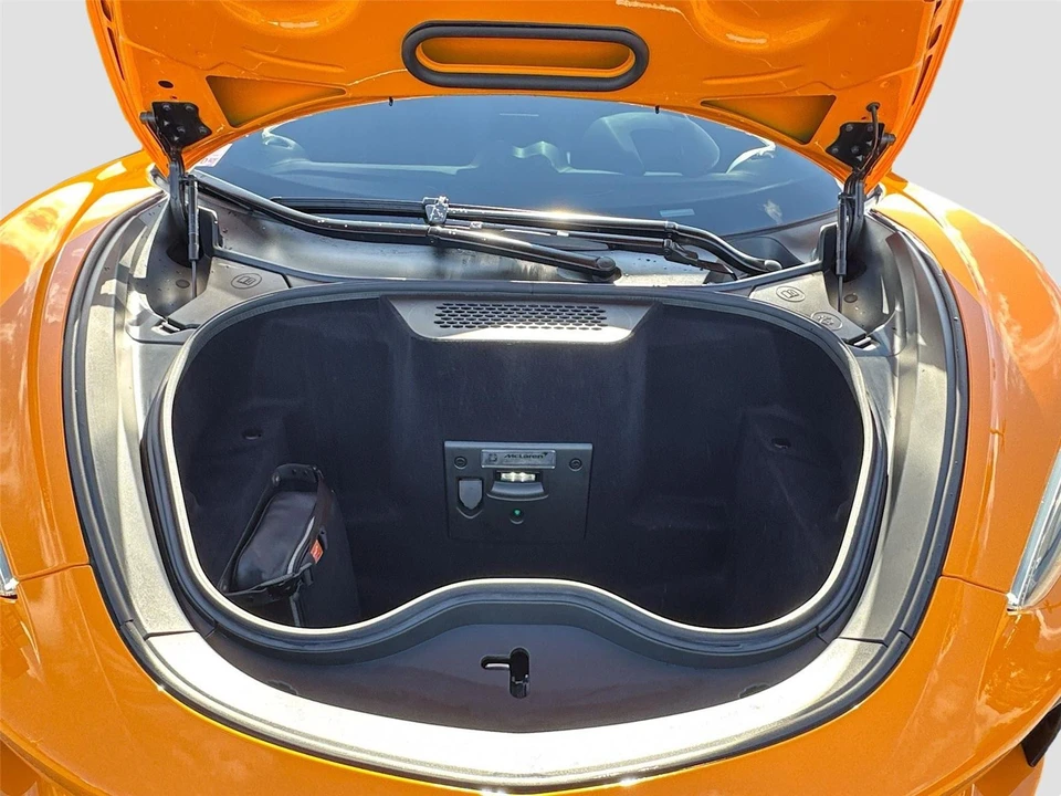 2025 McLaren GT - Image 16 of 21