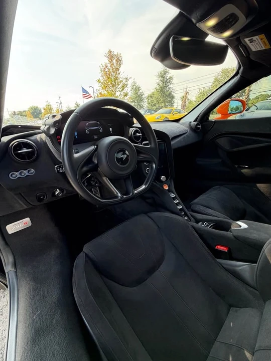 2025 McLaren 750S - Image 5 of 6