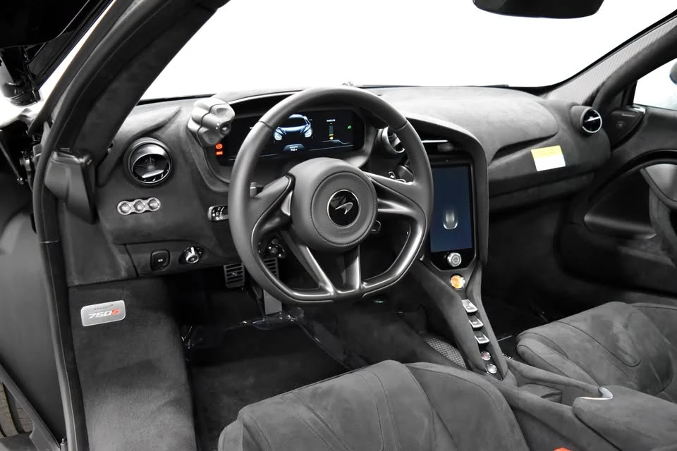 2025 McLaren 750S - Image 15 of 20