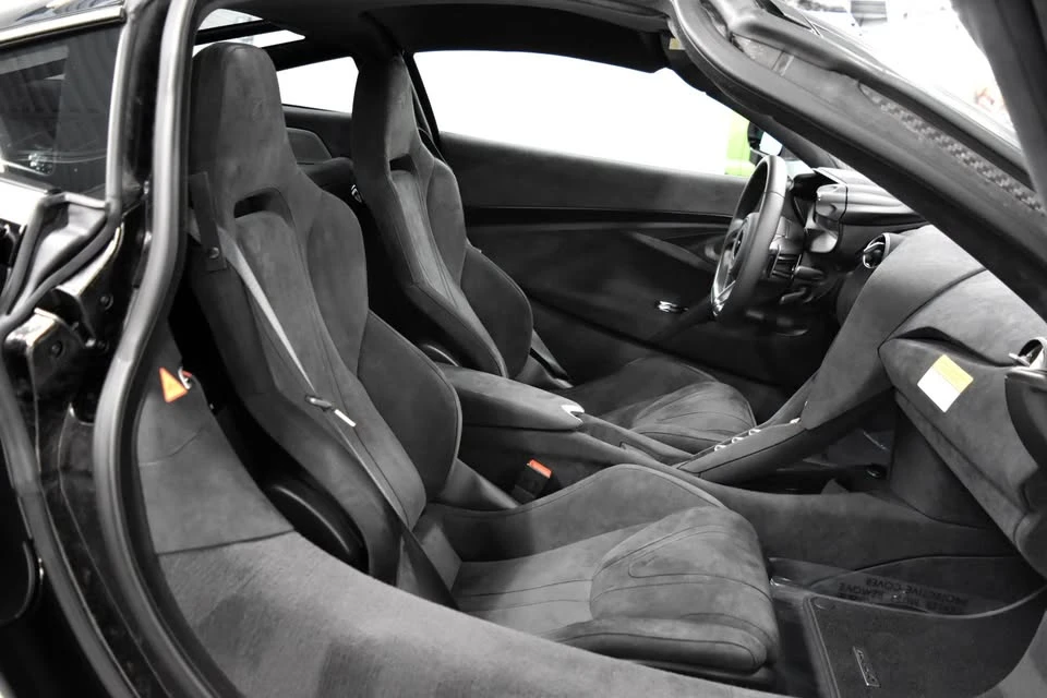 2025 McLaren 750S - Image 17 of 20