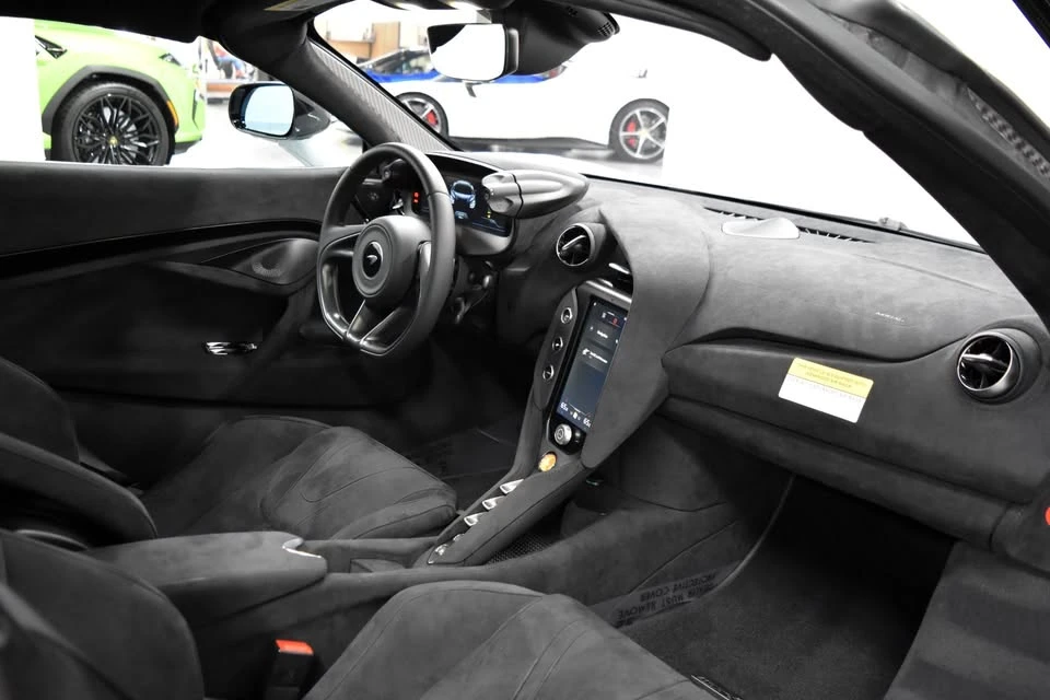 2025 McLaren 750S - Image 17 of 20