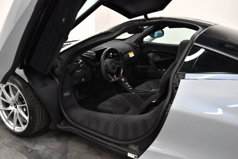 2025 McLaren 750S - Image 13 of 20