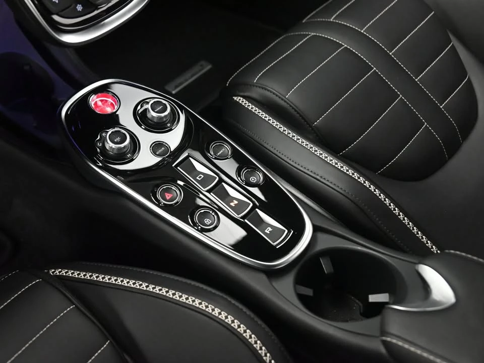 2025 McLaren GT - Image 13 of 17