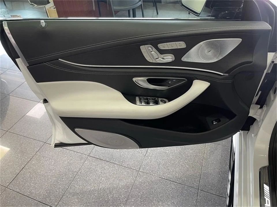 2025 Mercedes-Benz AMG GT - Image 26 of 31